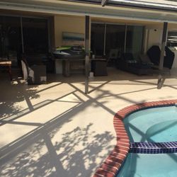 Eu faço pintura e vendedor limpo. picinas, garagem, varanda, espaço de estacionamento, profissional e bom preço obrigado