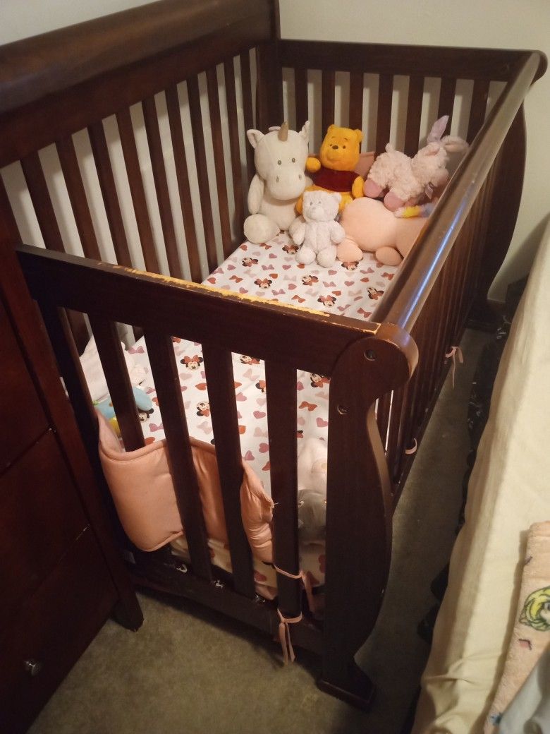 Mahogany Wood Crib