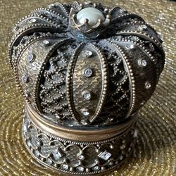 Beautiful Berebi  Bridal Crown Ring Box