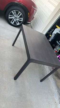 Extendable dining table