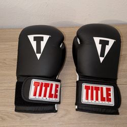 Title Classic Boxing Gloves Max Air Black Max Adjustable Wrist Strap 12 oz.