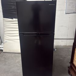 Insignia 10 Cu Ft Refrigerator – Black – Works Perfect