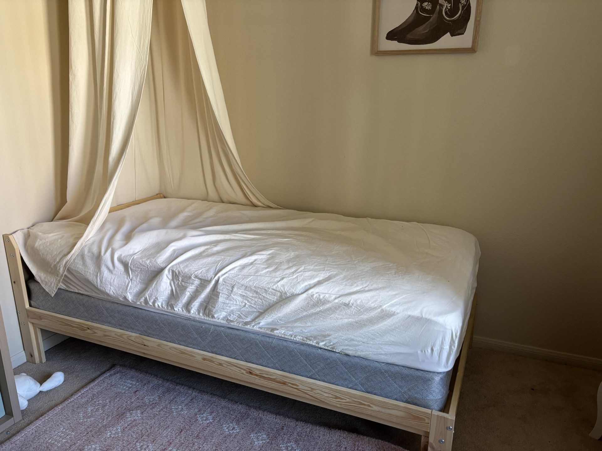Kids Twin Size Bed Frame / Mattress