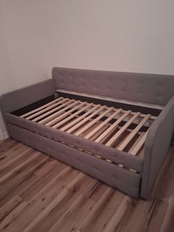 Trundle bed comes with mattress