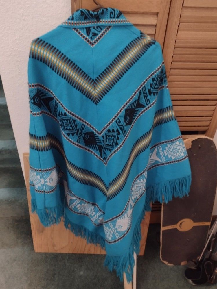 Poncho 100% Wool.Indian Arts. Made in Ecuador. Excellent Condition. Been In Storage. Amazing Price. Cash Porch Pickup Redmond.