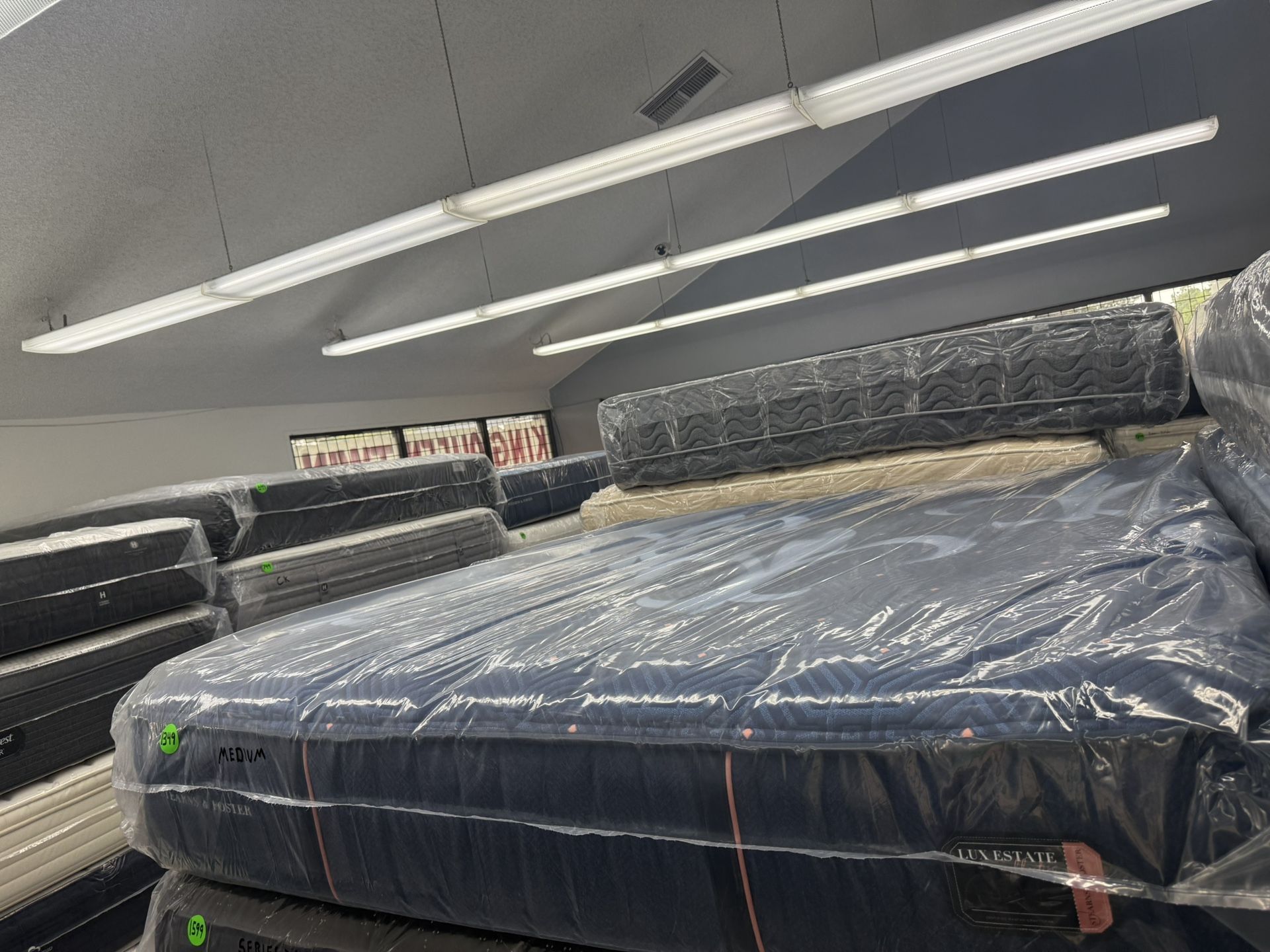 KING SIZE STEARNS & FOSTER LUX ESTATE (MEDIUM) MATTRESS & BOX SPRINGS BED SET
