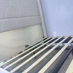 Queen Bed great Condition, Color Cream 