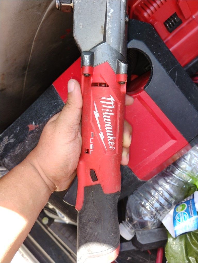 Milwaukee 1/2 Right Impact Wrench & 6 Port Rapid Charger