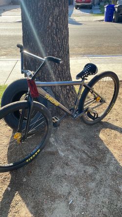 Fixed gear 29 inch black and gold throne bars are kinda beat up