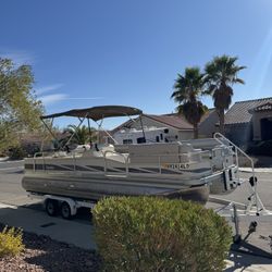 25' Pontoon boat- 175 HP Mercury V6 2 Stroke-Engine 