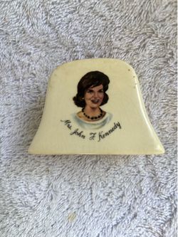 This vintage ceramic salt and pepper shaker set features portraits of President John F. Kennedy and First Lady Jacqueline (Jackie) Kennedy. Salt/peppe