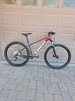 TREK MARLIN 6 MOUNTAIN BIKE 29 ER 1 X 10 SPEED ( CHECK MY OTHER BIKES )