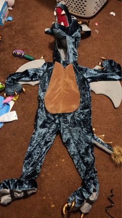 $10.00 FAO Schwarz Dragon Dinosaur Halloween kids  Costume . Size 5t. Used but in good condition.   Pick up only long beach bixby knolls  Halloween .