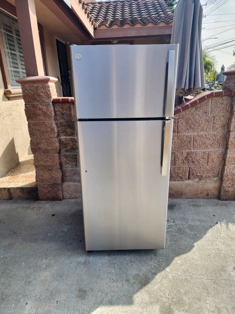 4MONTHS WARRANTY 28X29X67 GE REFRIGERATOR 17CUFT SILVER