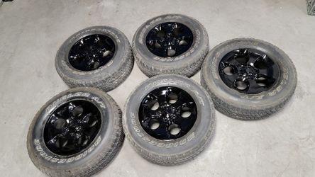 Complete Set with TPMS OEM Stock Jeep Wrangler Sahara 33in wheels 18in rims 