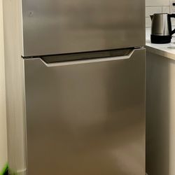 Insignia 10 Cu. Ft. Top Freezer Refrigerator Stainless Steel