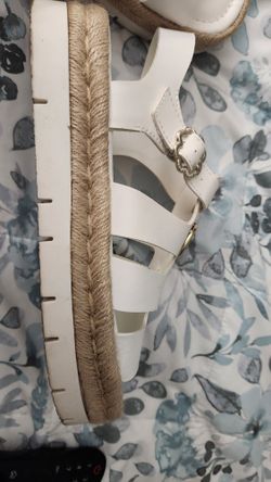 WHITE SANDLES - SAM AND LIBBY. LIKE NEW SIZE 7M $10