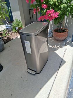 Trash Can 11.8 Gallon (like new)