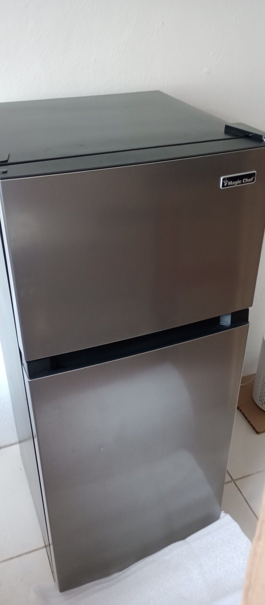 Magic Chef Fridge 18.5 In 45 Cubic Feet Platinum Steel with Freezer