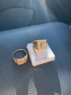 2 Anillos oro de 14k un nugget size11/5 y el otro con la inicial E size 11 muy elegantes