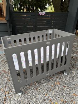 Beautiful gray Bloom Papa crib