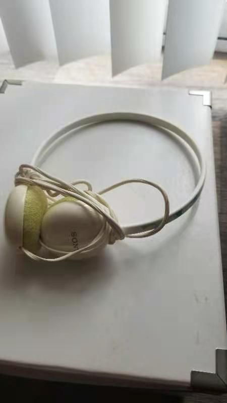 Sony white headphone 