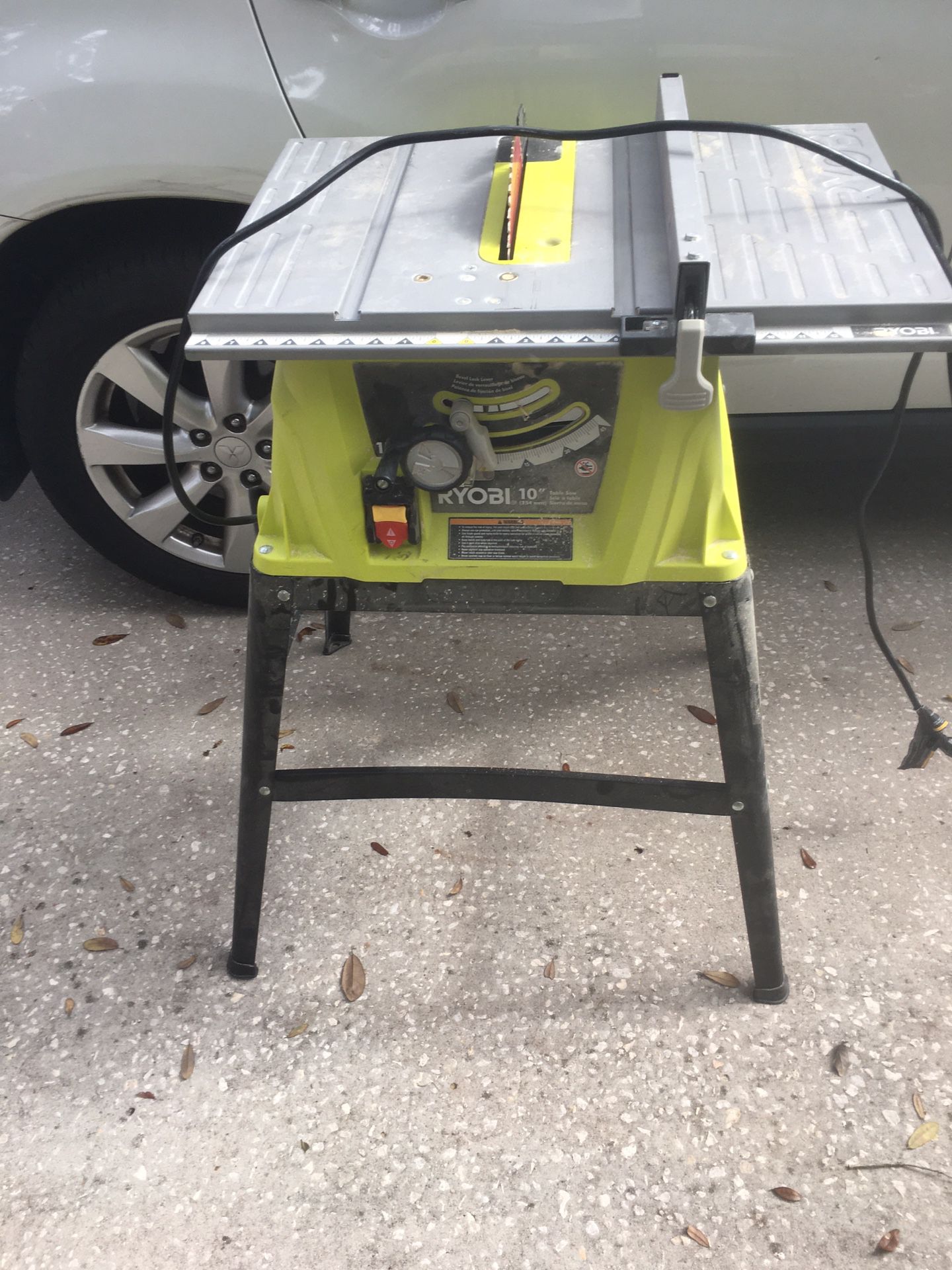 Ryobi 10” table saw with Diablo blade push stick and fence. Great saw for beginners and hobbyists. Everything works great.