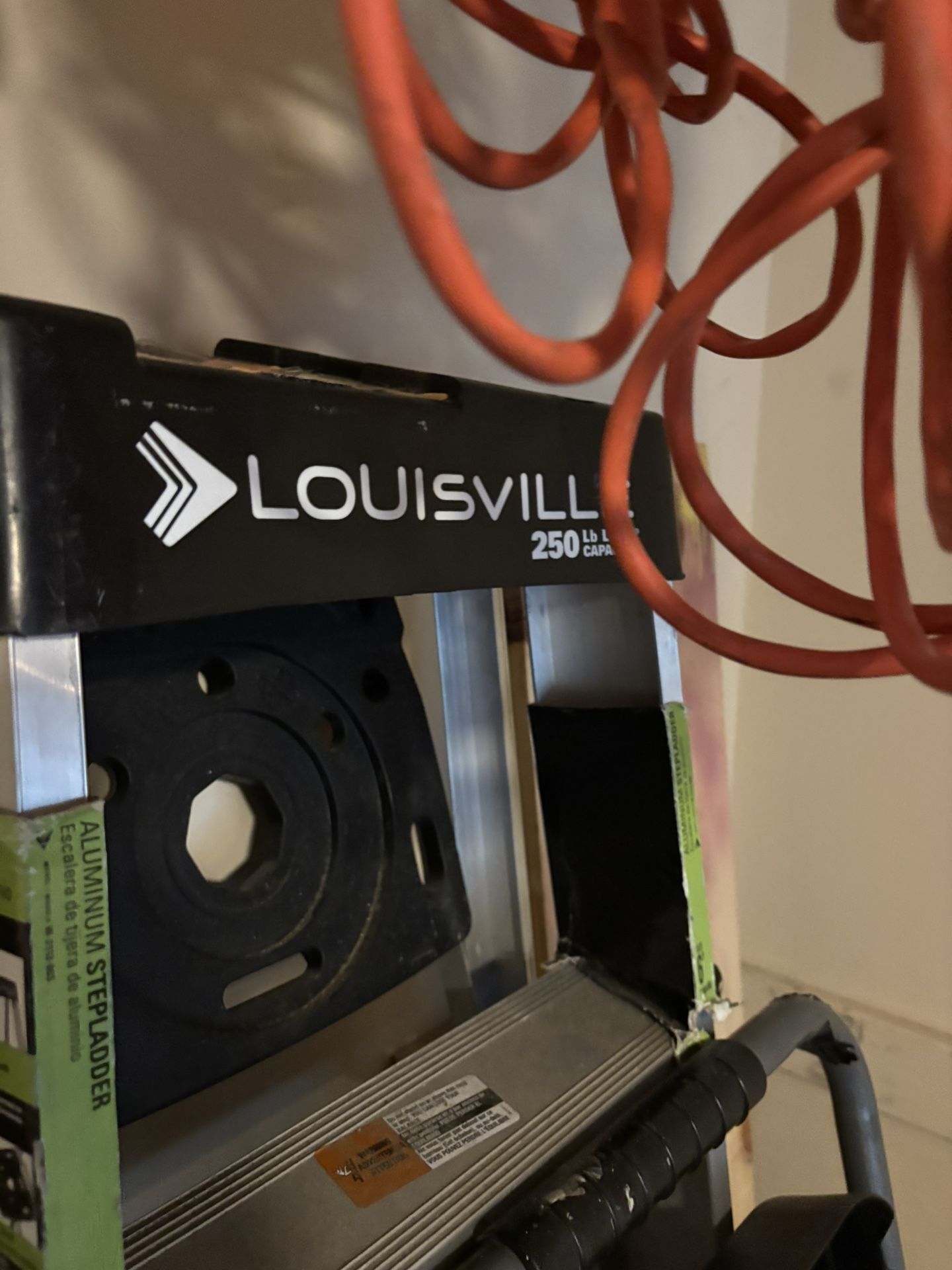 Louisville 6 foot aluminum step ladder brand new