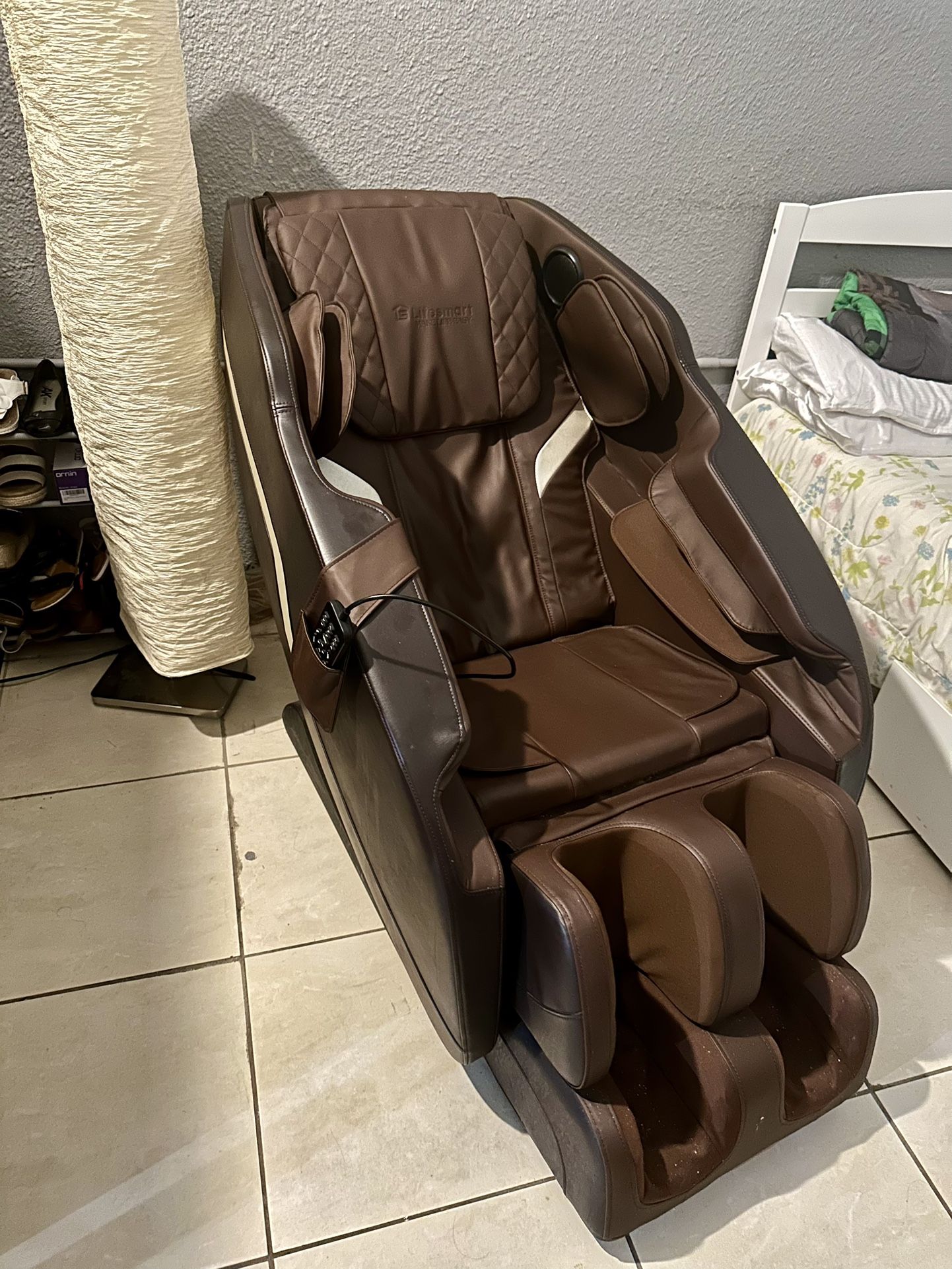 lifesmart zero gravity 2d full body massage chair (lightly used)