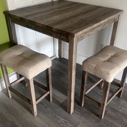 Dining Table And Barstools 