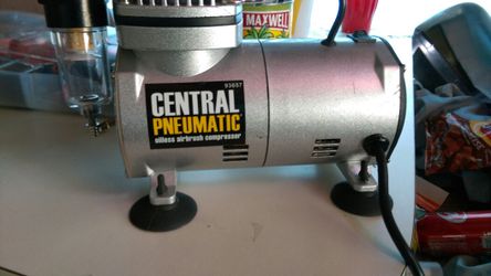 Oiless airbush compressor