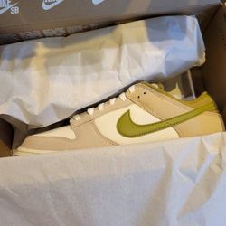 Nike DUNK Creme and Green Size 9