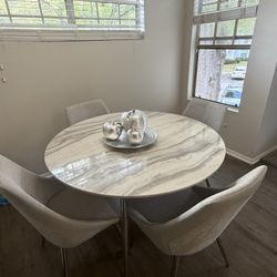 Diner table and chairs price Tap to boost your listing and reach more potential buyers. Your ...    negociable