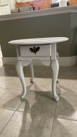 Broyhill lamp table
