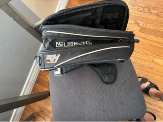 Motorcycle tank bag