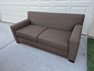 ONE PIECE LOVESEAT SOFA, IN GOOD CONDITION// SMOKE-FREE