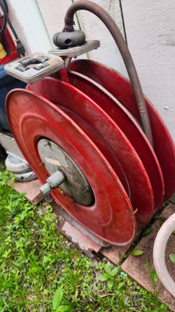 Retractable hoses reels