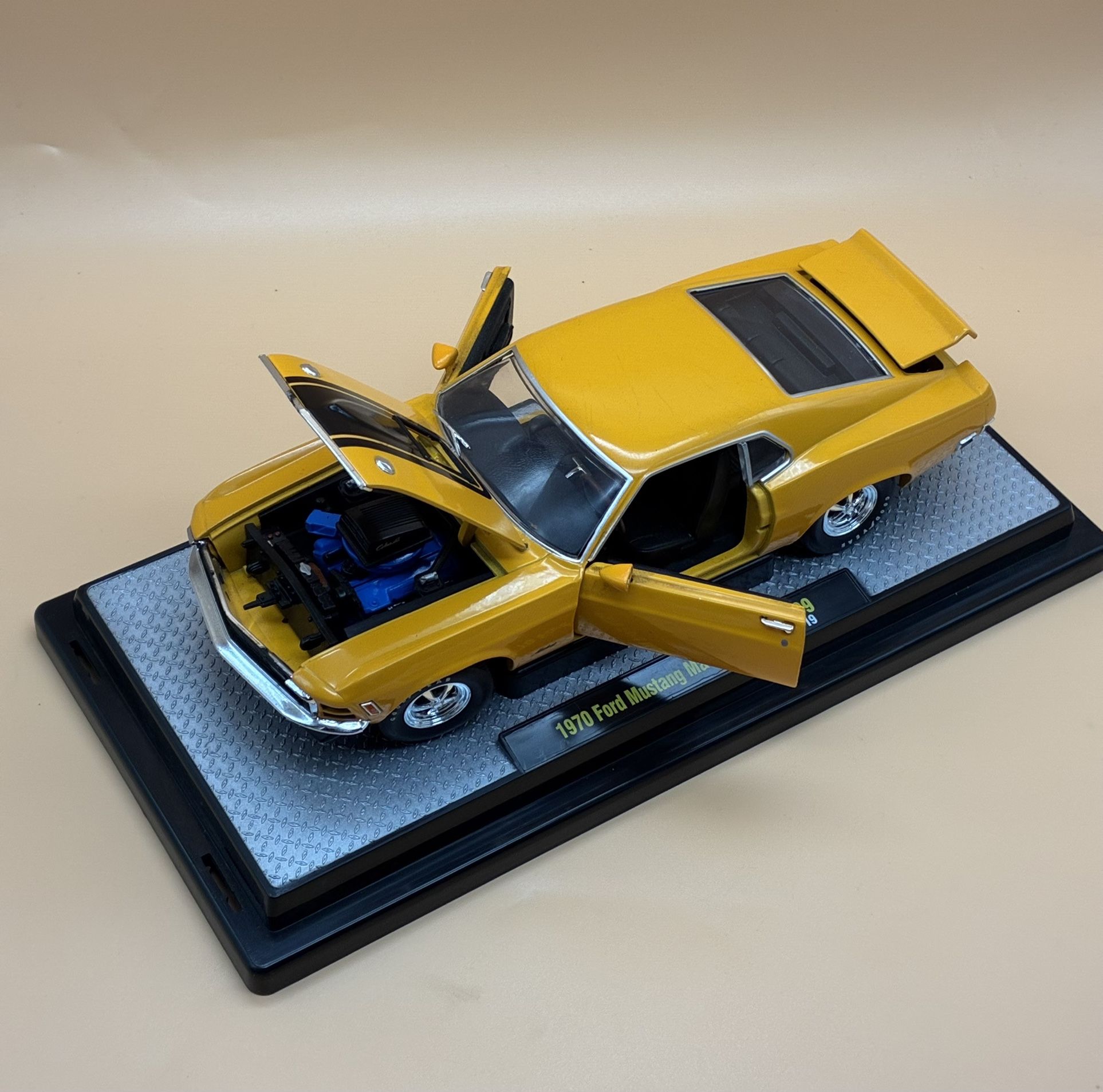 M2 Machines 1/24 1970 Ford Mustang Mach 1 428 R109 Diecast Car