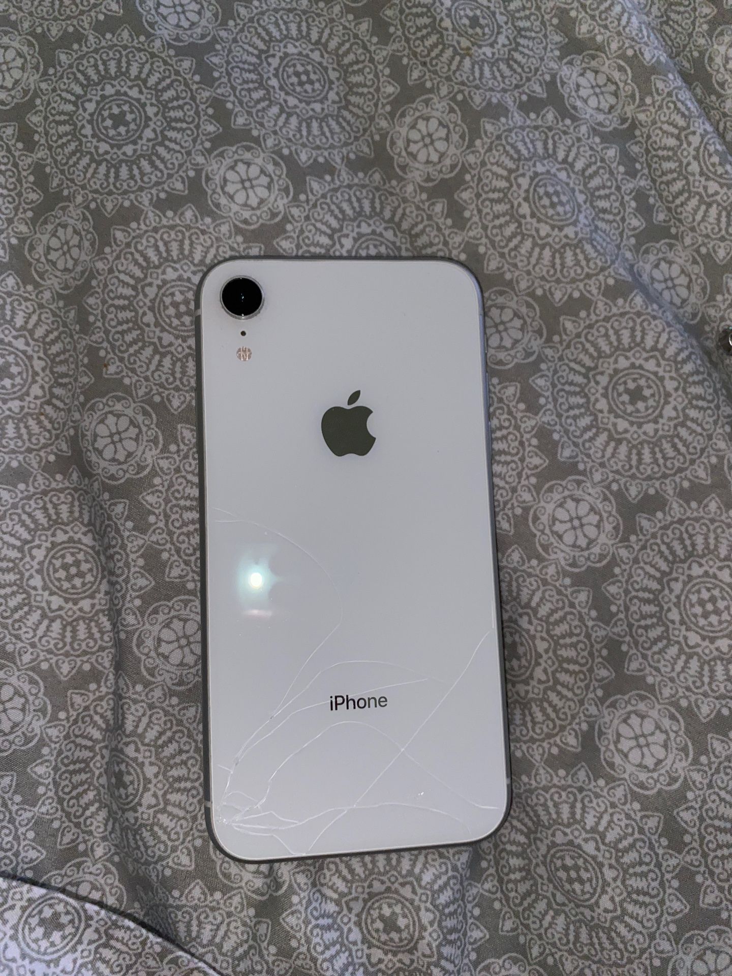 White iPhone XR 64 GB