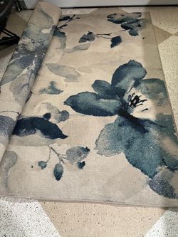 Rug (excellent condition)