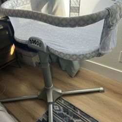 Halo Swivel Bassinet 