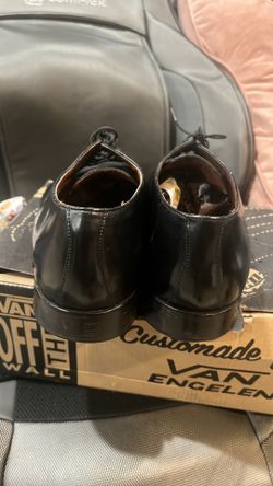 Son zapatos de vestir color negros