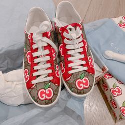 New- Gucci Sneaker ( size 34)