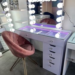 Vanity Set With Bluetooth Mirror And Outlets