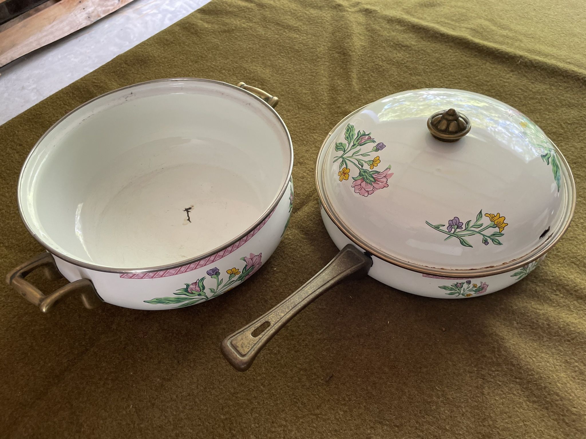 3 QUART PORCELAIN ENAMEL ON STEEL CASSEROLE, COUNTRYSIDE PATTERN & PAN SET