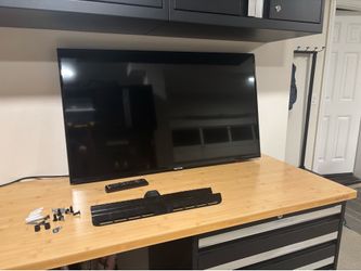 Samsung 42” Smart LED TV – Includes Remote & Wall Mount – Works Great