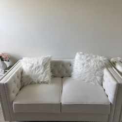 White Love Seat With Pillows 