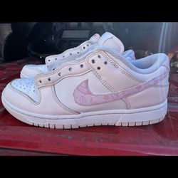 Nike 7.5 pink Paisley Women’s 