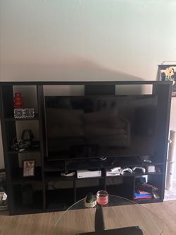 Entertainment center / tv stand