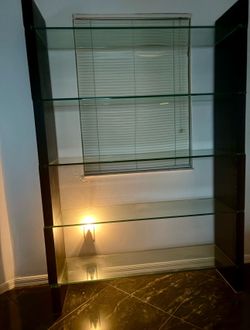 Modern Glass & Wood Display Shelving Unit. Estantería moderna de vidrio y madera